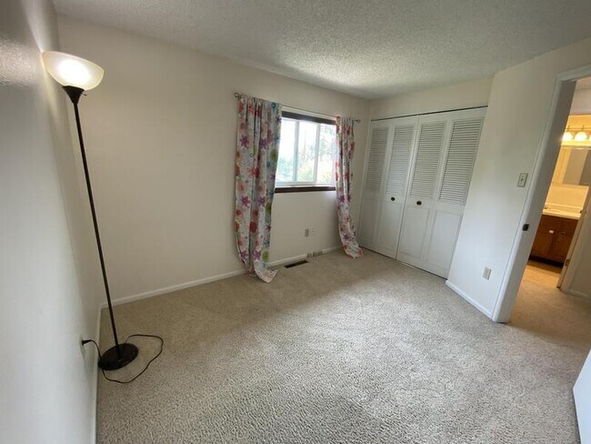 Building Photo - 2551 Sagebrush Ave