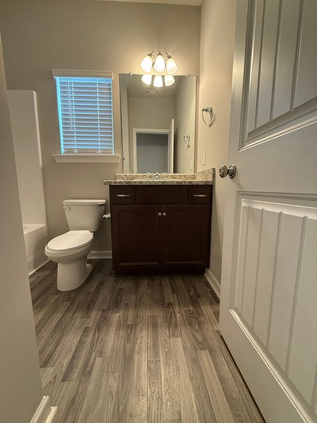 Building Photo - 3 Bedroom Craftsman!
