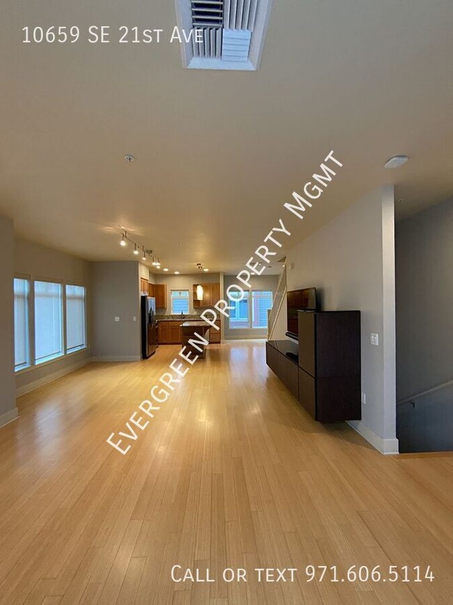 Building Photo - Conveniently Located Townhome With Bonus O...