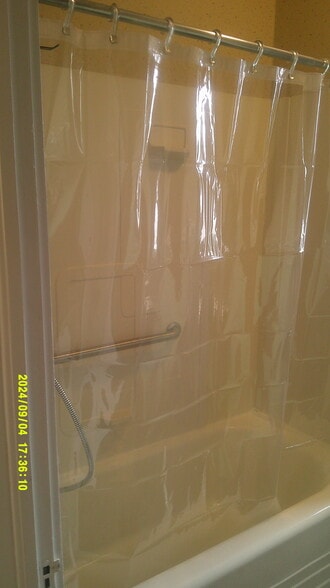 Building Photo - 921 W 8th St