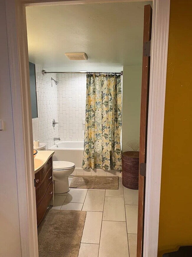 Building Photo - Charming Garden-Level 1BR/1BA Apartment Available January 1st