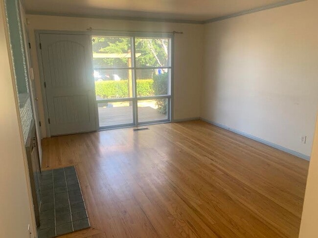 Building Photo - Colonial Style Home on Park-Like Grounds