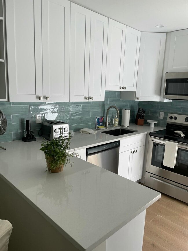 Building Photo - 1433 NE 23rd St