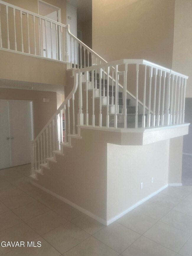 Building Photo - 325 Rainbow Terrace