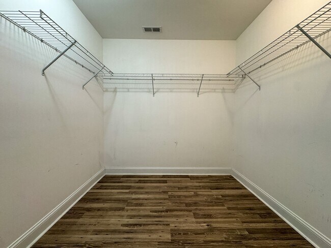 Building Photo - Gorgeous 4 Bed 2.5 Bath Home in West Gate