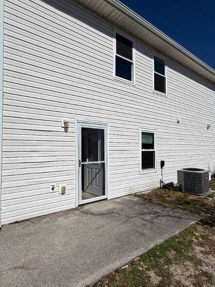 Building Photo - 1000 Airport Rd