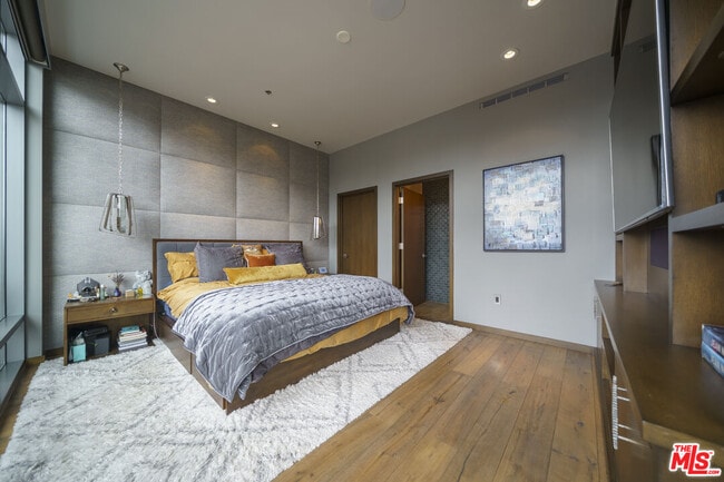 Building Photo - 1100 S Hope St