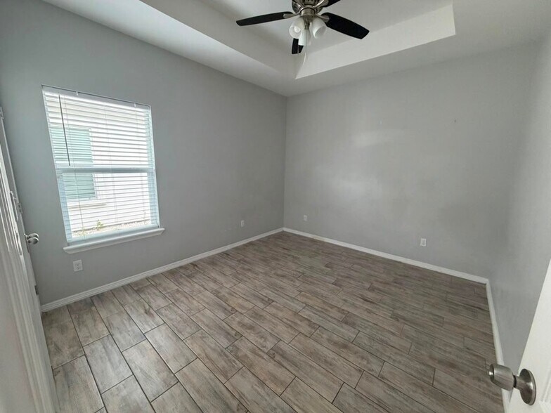 Building Photo - 1403 W Heritage Dr
