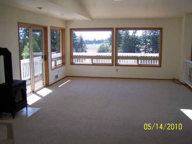 Building Photo - Spacious Home in Beautiful Neighborhood!
