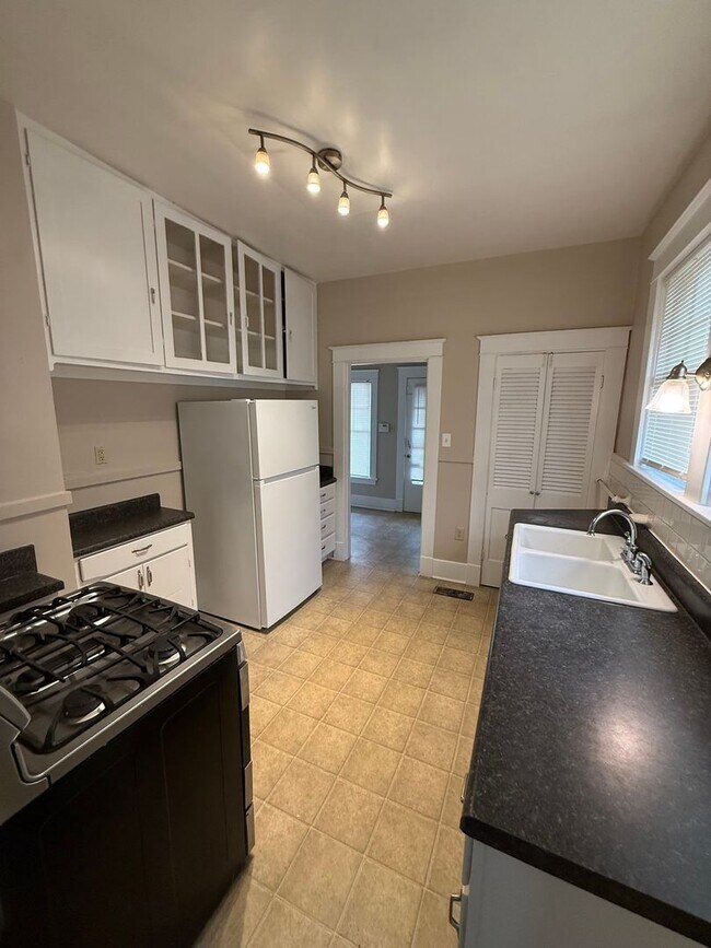 Building Photo - Spacious Midtown Gem – 4BR Home with Guest House Near Rhodes College!