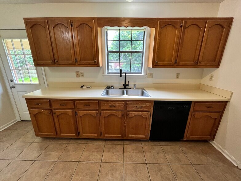 Building Photo - 10093 Fox Chase Dr