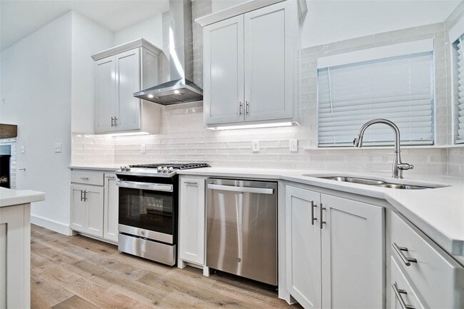 Building Photo - 508 W Persimmon St