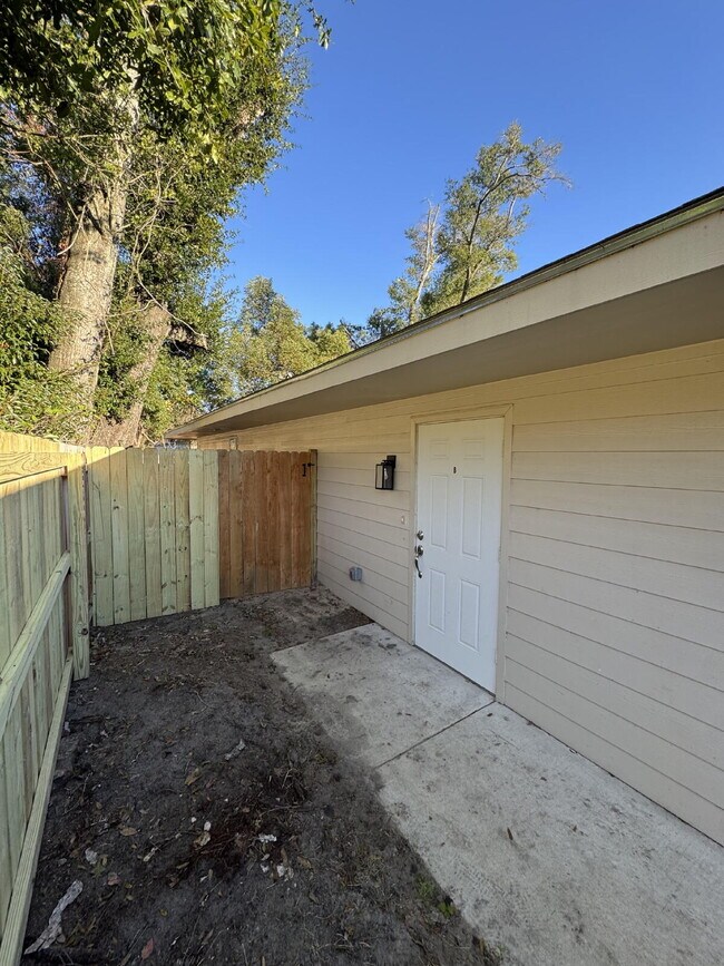 Building Photo - 148 Claire Ave