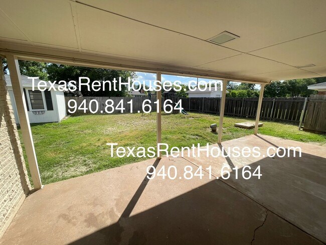 Building Photo - Gorgeous Home with updates and space!