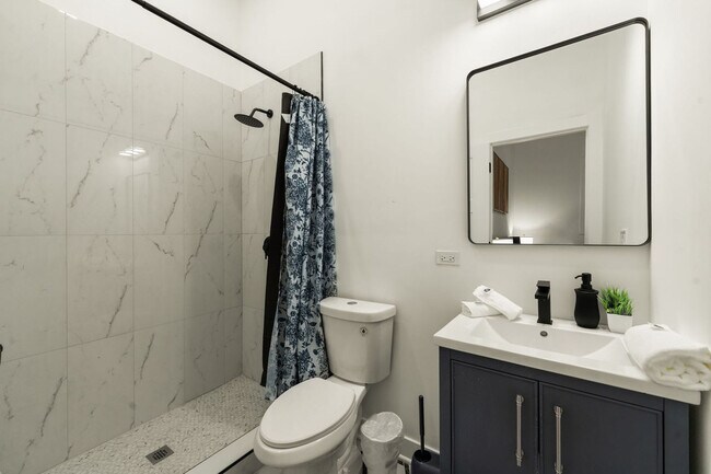 Building Photo - 1941 W Augusta Blvd