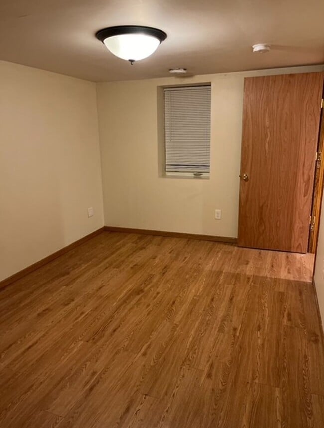 Building Photo - Awesome 3 BR/1 BA End-Unit Townhome in Min...