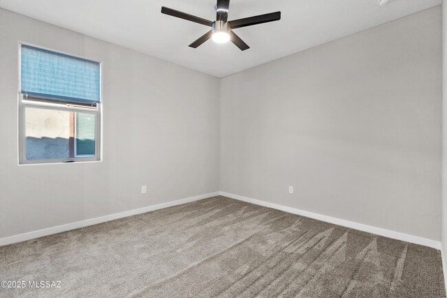 Building Photo - 1009 E Silver Ray Dr