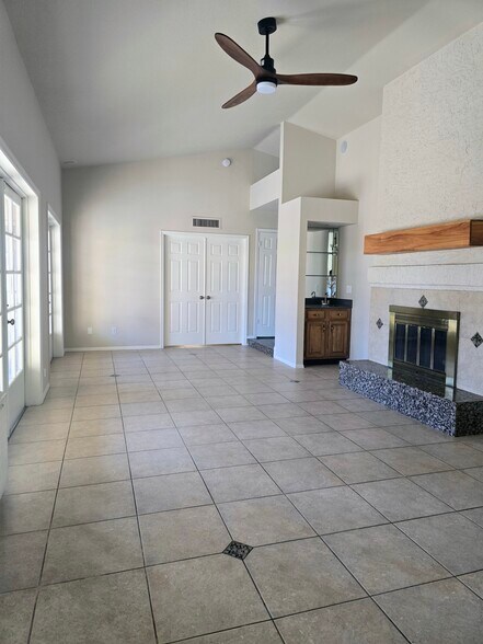 Building Photo - 1827 E Manhatton Dr