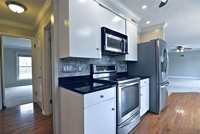 Building Photo - 2235 N Ballas Rd