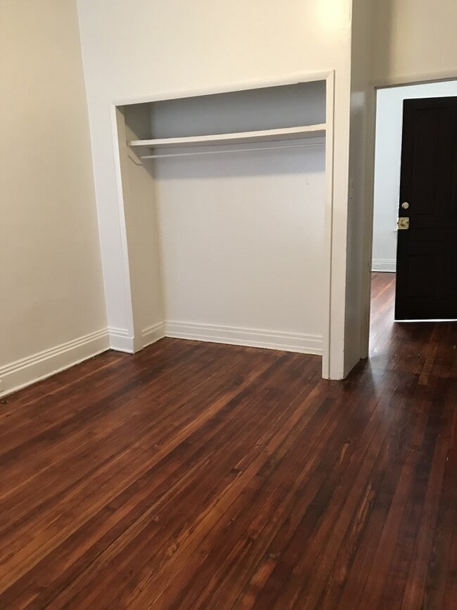 Building Photo - 1st Floor 1-2 Bedroom York City SD