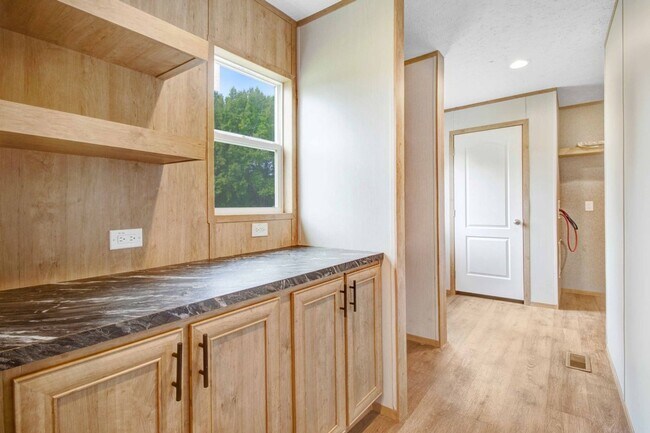 Building Photo - SPACIOUS 4 BR | 3 BA HOME W/ PLENTY OF PRI...