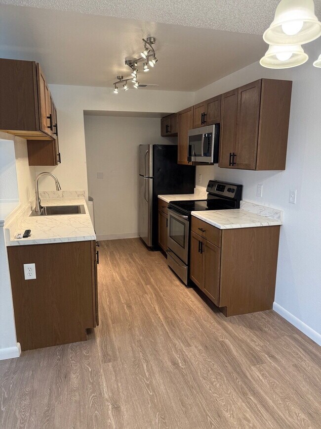 Building Photo - 2 Bedroom with Garage for Rent