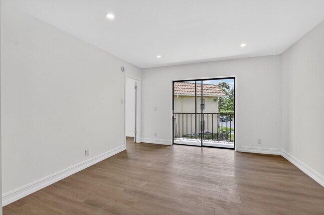 Building Photo - 6820 Palmetto Cir S