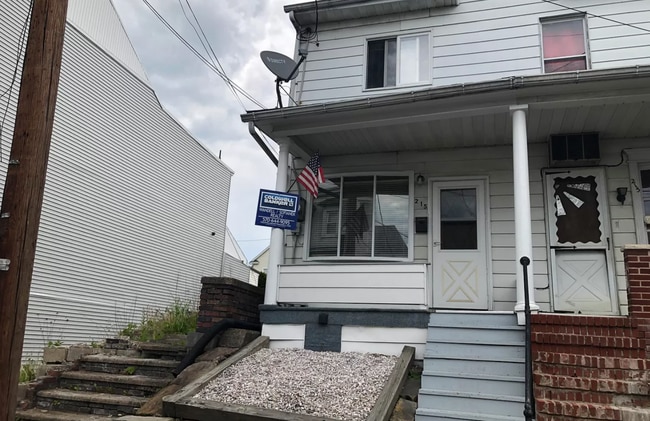 Primary Photo - 215 N Vine St