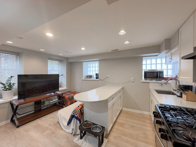 Building Photo - 2046 W Iowa St