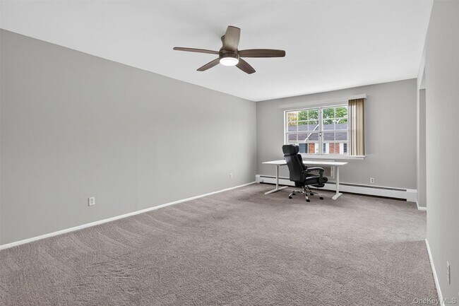 Building Photo - 31 Doxbury Ln