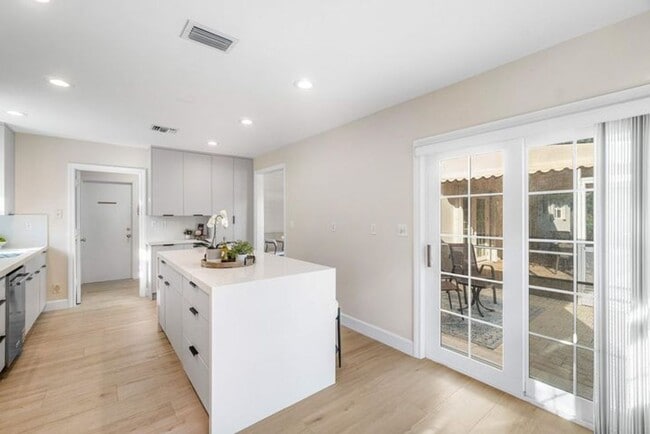 Building Photo - 518 Gardenia Terrace