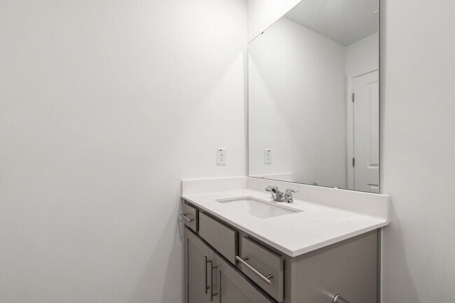 Building Photo - Spacious End-Unit 3-Bedroom Townhome in Pr...