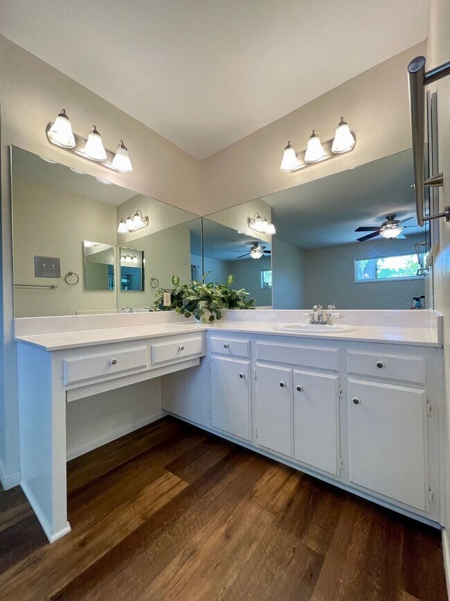 Building Photo - Gorgeous 4 Bedroom 2 Bathroom Home in Bonita!