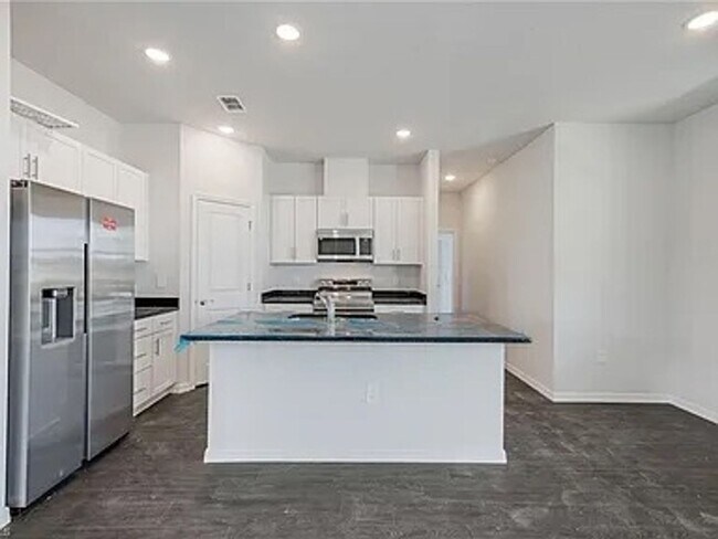 Building Photo - 915 NE 19th St