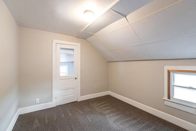 Building Photo - Southside 3BR house w/ garage and quartz countertops!