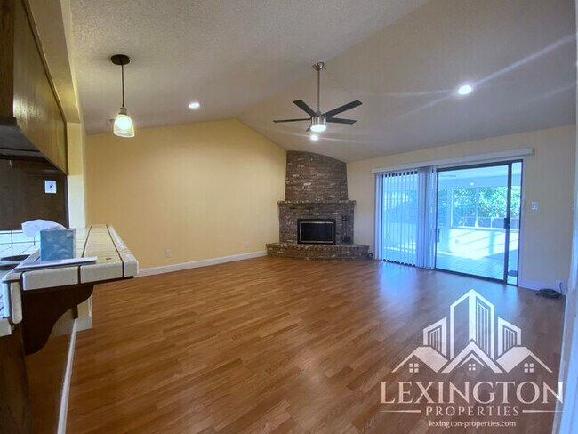 Building Photo - Beautiful, 3BD/2BA +Bonus Rooms, Bungalow ...