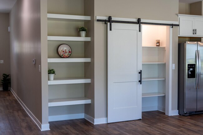 Building Photo - 8463 Oak Shade Cir