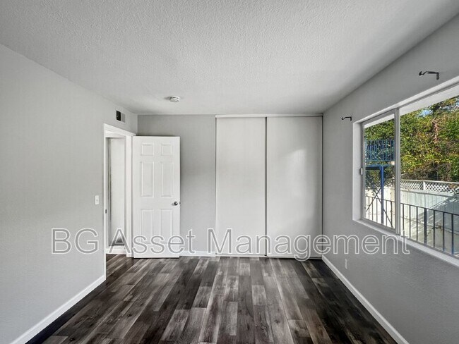 Building Photo - 10 Lee St