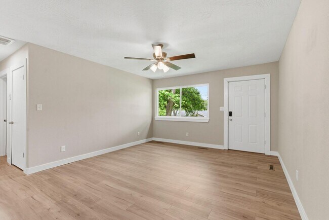 Building Photo - 2744 N Pierce Ave