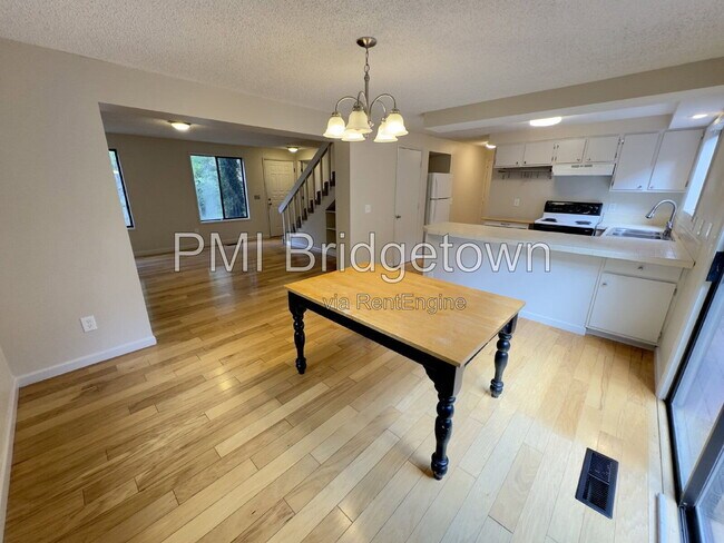 Building Photo - 702 SW 6th Ct