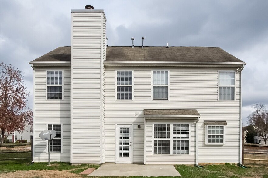 Building Photo - 4501 Sedgewood Ln