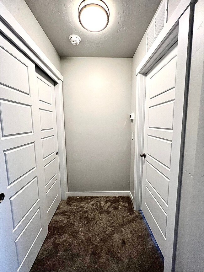 Building Photo - 4 Bedroom 2 bath 3 Car Garage Single Level Meridian.