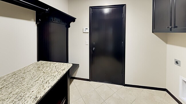 Building Photo - Beautiful 4 Bedroom 2 Bathroom Home in Wil...