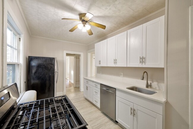 Building Photo - Great 4 Bedroom in 16th st Heights