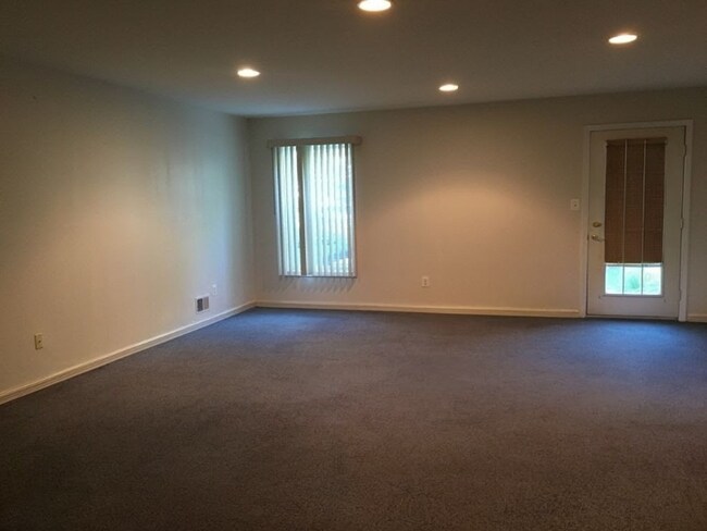 Building Photo - 586 Brittany Cir