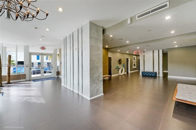 Building Photo - 210 W Park Dr