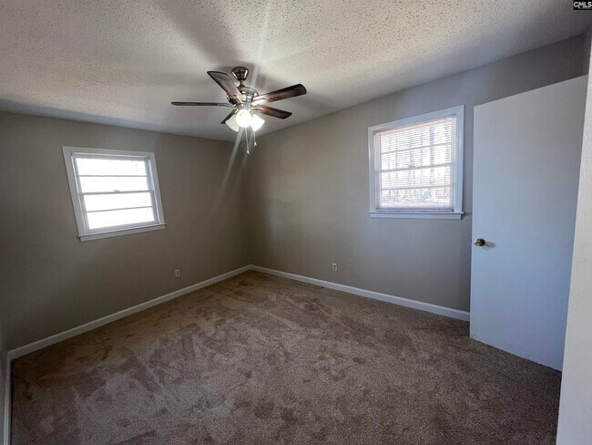 Building Photo - 1136 W Fairhill Dr