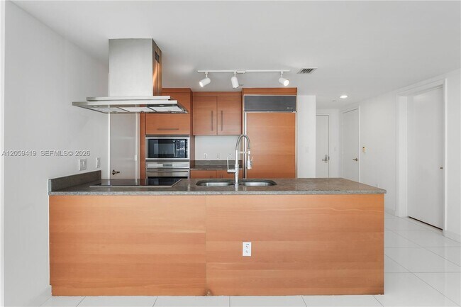 Building Photo - 495 Brickell Ave