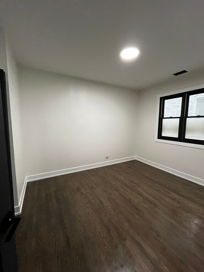 Building Photo - 3316 N Damen Ave