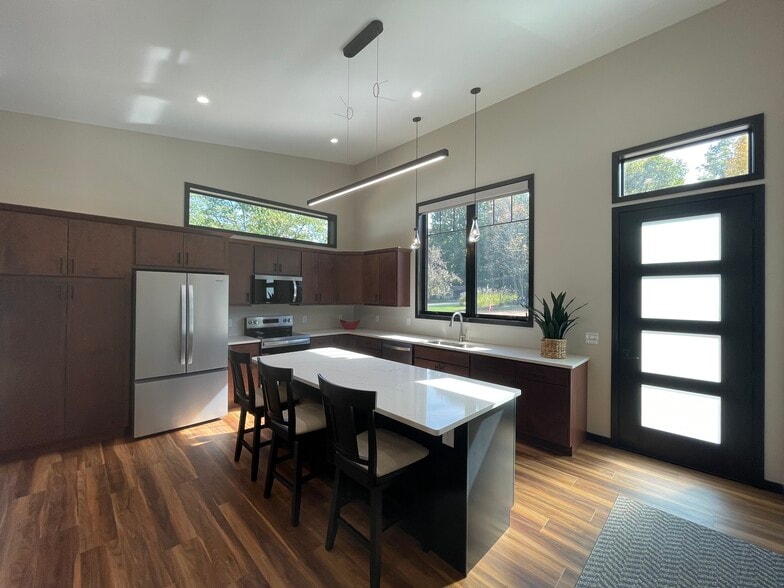 Vaulted open concept kitchen - 150860 Nightingale Ln